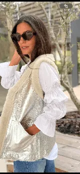 Camisa de algodón color marrón, con cuello clásico, cierre frontal de botones y mangas largas abullonadas con detalles de frunces elásticos y puños con volados.