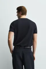 Camiseta de punto de corte regular, confeccionada en una mezcla de viscosa. Presenta cuello redondo y mangas cortas con acabados en rib.