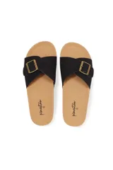 Sandalias tostadas estilo Birkenstock con una tira ancha cruzada en el empeine, hebilla metálica dorada decorativa y suela de corcho con base de goma negra.