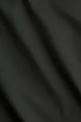 Remera de microfibra con corte entallado, cuello redondo con ribete fino y mangas cortas.