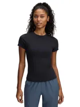 Remera de entrenamiento Under Armour modelo Meridian Core, de ajuste ceñido, manga corta y cuello redondo. Confeccionada en tejido técnico elástico de alto rendimiento que absorbe el sudor.