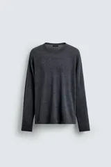 Jersey de corte regular fit tejido en lana, con cuello redondo y manga larga. Presenta acabados en rib en puños y ruedo.