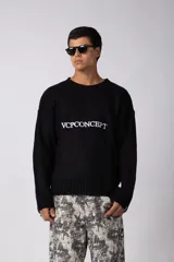 Sweater de punto acanalado color negro, con cuello redondo y mangas largas. Presenta el logo VCPCONCEPT bordado en el pecho en color blanco.