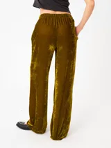 Pantalón negro de terciopelo, corte recto y relajado, con pretina elastizada con cordón ajustable y bolsillos laterales.