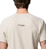 Remera técnica Columbia Driventure de manga corta en color gris claro, diseñada para excursionismo, con tecnología de absorción de humedad y protección solar UPF 50, corte estándar y mangas tipo raglán.