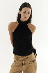 Top negro peludito con cuello halter y sin mangas.