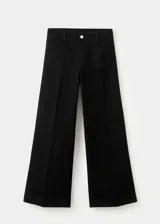 Jeans negros de corte recto con bolsillos frontales tipo parche y cierre de botón y cremallera.
