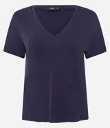 Blusa básica de corte regular confeccionada en viscosa con elastano, de color azul oscuro, con escote en V y mangas cortas.