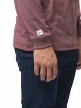 Remera de manga larga con cuello redondo, confeccionada en algodón, de corte clásico y diseño minimalista con detalle de etiqueta pequeña en el ruedo.