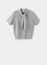 Cardigan de punto gris melange, de manga corta, con cuello redondo y cierre frontal de botones con tiras integradas para atar en forma de lazo.