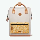 Mochila Cabaia modelo Adventurer Arequipa, color beige con detalles en cuero marrón. Cuenta con sistema MOLLE, compartimento acolchado para tablet o PC, correa para sujetar a la maleta y tirantes acolchados antitranspirantes.