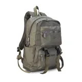 Mochila de gran capacidad color beige, confeccionada en nylon. Cuenta con múltiples compartimentos frontales con cierre y hebillas ajustables, bolsillos laterales y correas acolchadas para mayor comodidad.