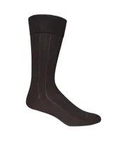 Medias de largo medio en color marrón oscuro con diseño de rayas verticales finas. Cuentan con puño suave y tratamiento antimicrobiano.