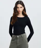 Blusa de manga larga confeccionada en tejido rib, con cuello redondo y ajuste al cuerpo. Diseño básico y versátil de la marca Blue Steel.