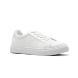 Championes deportivos de caña baja, color negro, con cordones negros y suela blanca gruesa. Presentan pequeños orificios decorativos en el lateral.
