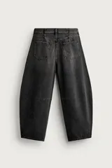 Jeans de corte barrel fit confeccionados en denim de algodón rígido, con diseño de cinco bolsillos y efecto lavado. Presentan un corte amplio en cadera y muslos con forma curva que se estrecha hacia el tobillo, tiro medio y largo cropped.