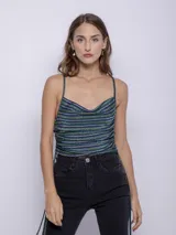 Top negro sin mangas de tirantes finos, confeccionado en tela con pequeños destellos metálicos y escote drapeado.