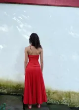 Vestido midi rojo de algodón con diseño palabra de honor, cuerpo drapeado y falda plisada evasé.