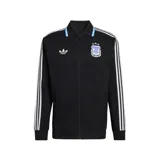 Campera deportiva adidas de la Selección Argentina, color negro con cierre frontal, cuello tipo polo con detalles en celeste y blanco, y las icónicas tres tiras blancas en las mangas. Presenta el logo de adidas Originals a la derecha y el escudo de la AFA a la izquierda.