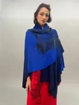 Ruana de lana merino tejida, teñida y estampada, con cuello plisado en fieltro de lana merino.