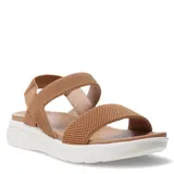 Sandalias de mujer con tiras elásticas texturizadas en color marrón camel. Poseen una base de plataforma blanca con diseño ergonómico y plantilla al tono.