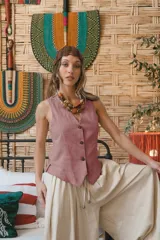 Chaleco color rosado con escote en V, cierre frontal de tres botones y corte asimétrico en el bajo.