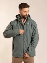 Campera verde militar con capucha, cierre frontal con cremallera y bolsillos laterales con solapa.