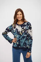 Buzo de tejido de punto con diseño estampado abstracto en tonos azul marino, celeste y amarillo. Presenta cuello redondo, mangas largas y terminaciones en tejido acanalado.