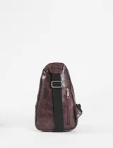 Riñonera cruzada de cuero sintético con acabado efecto desgastado. Cuenta con múltiples compartimentos con cierre metálico y bolsillo vertical en la parte posterior.