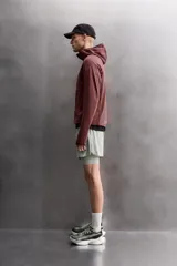 Sudadera técnica color bordó con capucha, cierre frontal completo y bolsillo en el pecho con cremallera oculta. Tejido elástico con interior efecto polar y estructura waffle. Presenta puños adaptables con ajuste para el pulgar.