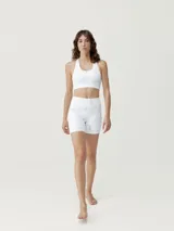 Short deportivo blanco con estampado de mármol gris.