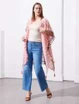 Kimono tejido con estampado de rayas azules y blancas, mangas amplias estilo japonés y terminación de ruedo con borlas azules.