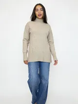 Buzo de cuello alto en color camel, confeccionado en tejido de punto con diseño de corte relajado y terminaciones acanaladas en puños y ruedo.