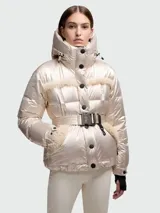 Campera de esquí Moncler modelo Mondium, de corte acolchado con acabado metalizado brillante. Presenta detalles de piel sintética en el pecho y bolsillos, capucha ajustable, cierre frontal con botones a presión y cinturón integrado con hebilla metálica con logo.