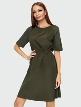 Vestido midi de algodón color verde militar, con mangas cortas, cuello redondo y cintura elástica ajustable con cordón interno.