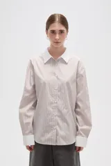 Camisa de lyocell con estampado de rayas verticales en tonos beige y blanco, corte holgado, cuello clásico y puños anchos en color blanco sólido.