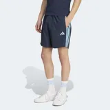 Short deportivo Adidas color azul marino con las icónicas tres rayas en celeste a los costados y logo de la marca bordado en el frente. Cuenta con cintura elástica con cordón de ajuste.