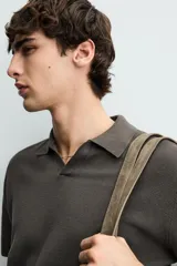 Polo de punto tejido en hilatura de algodón color azul marino, de corte regular fit, con cuello solapa y abertura frontal sin botones, manga corta y terminaciones en rib.