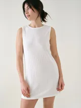 Camisón corto blanco sin mangas confeccionado en suave tejido pointelle, con diseño fluido y detalles de encaje picot en el cuello y las sisas.