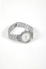 Reloj plateado con correa de eslabones y esfera blanca con apliques de strass.