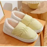 Pantuflas cerradas impermeables de United Uy, diseño bicolor con empeine azul y talón blanco, con interior de corderito y suela de goma blanca.