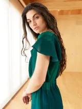 Blusa color naranja de gasa pintada con cuello asimétrico y mangas cortas.