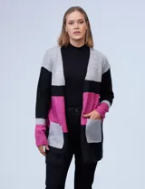 Cárdigan tejido con diseño color block en tonos gris, negro y rosa. Tiene bolsillos delanteros y corte largo.