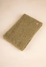 Cuello tejido color beige, confeccionado parcialmente con lana.