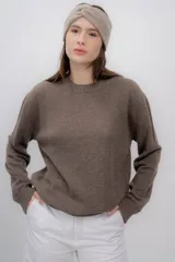 Sweater gris de tejido de punto, con cuello redondo y mangas largas.