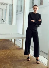 Pantalón de vestir negro de corte recto y tiro alto, con diseño sastre y perneras amplias.