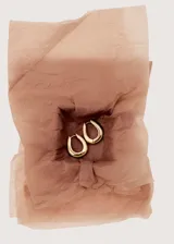 Pendientes de tipo criolla gruesa con diseño ovalado y acabado brillante.