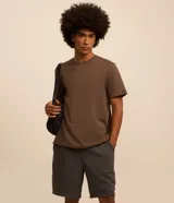 Bermuda masculina de corte slim, confeccionada en tejido de algodón con felpa. Presenta cintura elástica con cordón ajustable, bolsillos laterales y una pequeña etiqueta aplicada en el ruedo.