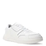 Championes urbanos de diseño minimalista en color blanco, con detalles perforados en la puntera y laterales, suela de plataforma y cordones al tono.