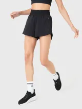 Short deportivo de corte holgado con calza interna incorporada, confeccionado en tejido técnico. Presenta cintura elástica ancha con ajuste cómodo, bolsillos laterales con cierre y diseño funcional para entrenamiento.